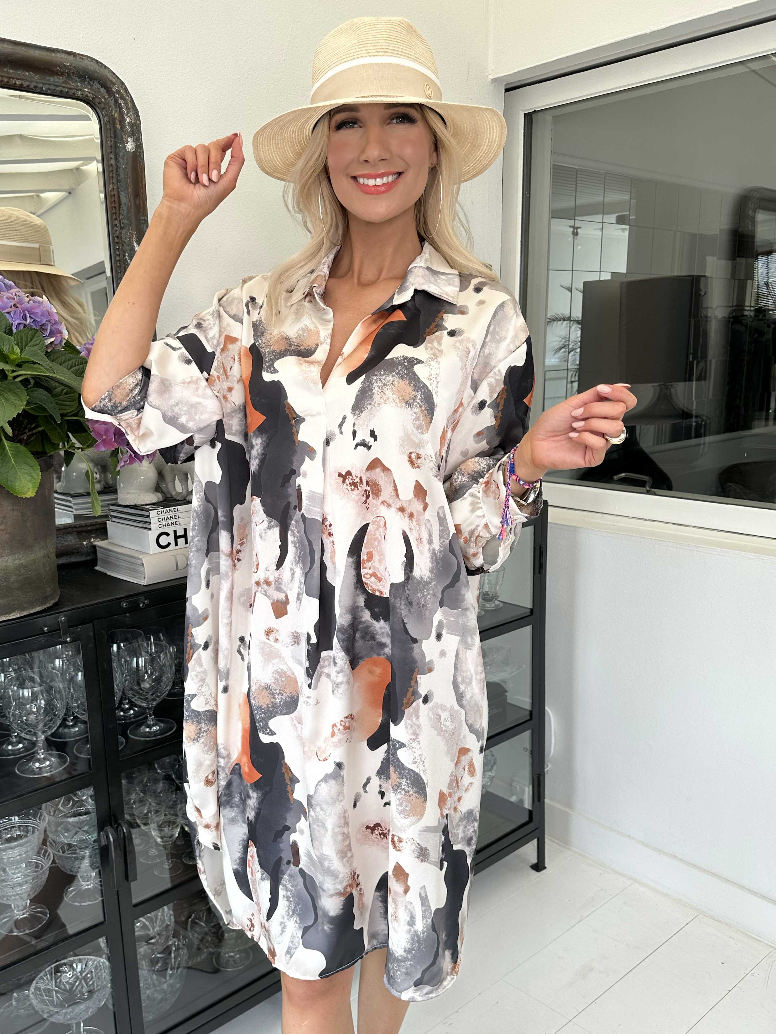 Lyng - Mønstret kjole i silkelook med skjortekrave